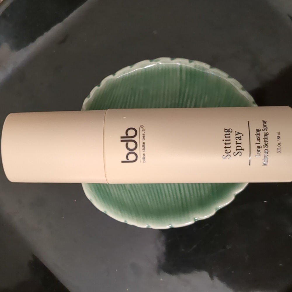 Makeup Setting Spray - Picture 3 of 3